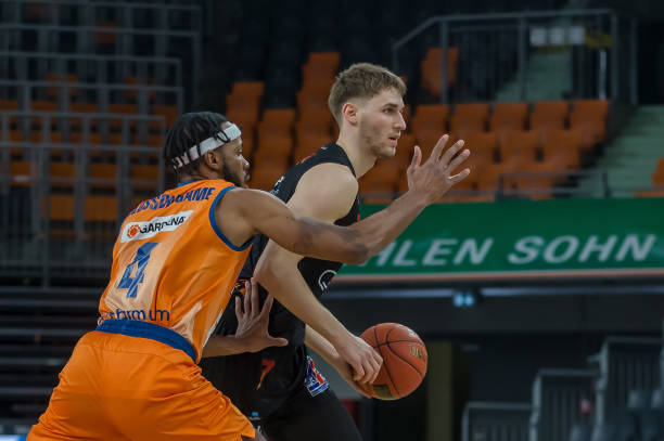 他用自己的 他用自己的